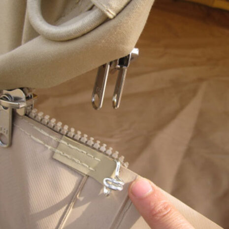 zip-and-finger.jpg zip-and-finger.jpg